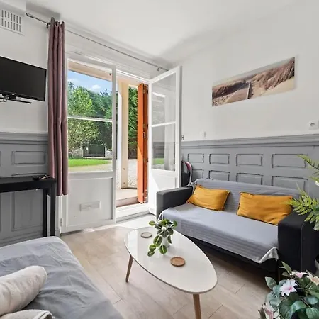 Studio 100m De La Plage & Casino Apartment *
